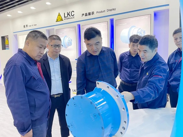 广州塔山机械、广州韩川液压、江苏靖江新世纪液压、无锡密斯特智能装备制造有限公司一行6人莅临力克川参观交流2.jpg 广州塔山机械、广州韩川液压、江苏靖江新世纪液压、无锡密斯特智能装备制造有限公司一行6人莅临力克川参观交流2.jpg