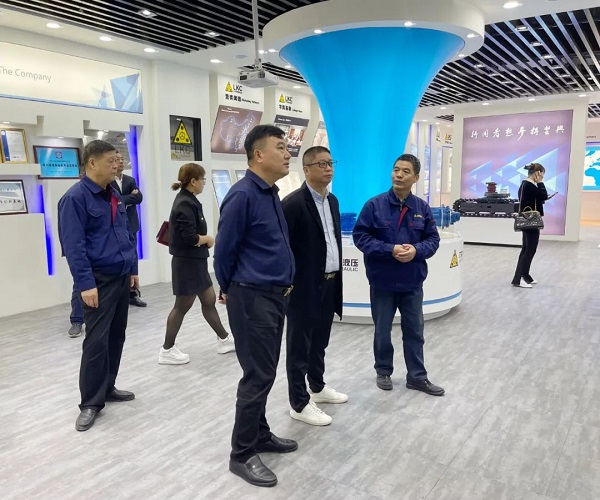 广州塔山机械、广州韩川液压、江苏靖江新世纪液压、无锡密斯特智能装备制造有限公司一行6人莅临力克川参观交流3.jpg 广州塔山机械、广州韩川液压、江苏靖江新世纪液压、无锡密斯特智能装备制造有限公司一行6人莅临力克川参观交流3.jpg