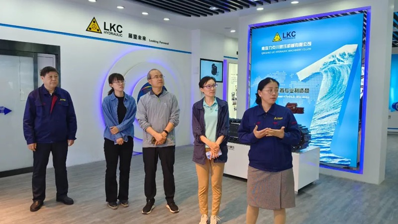 1741239099760576.jpg 中国工程机械工业协会设备管理与维修分会秘书长周馥隆一行莅临力克川液压参观指导2.jpg